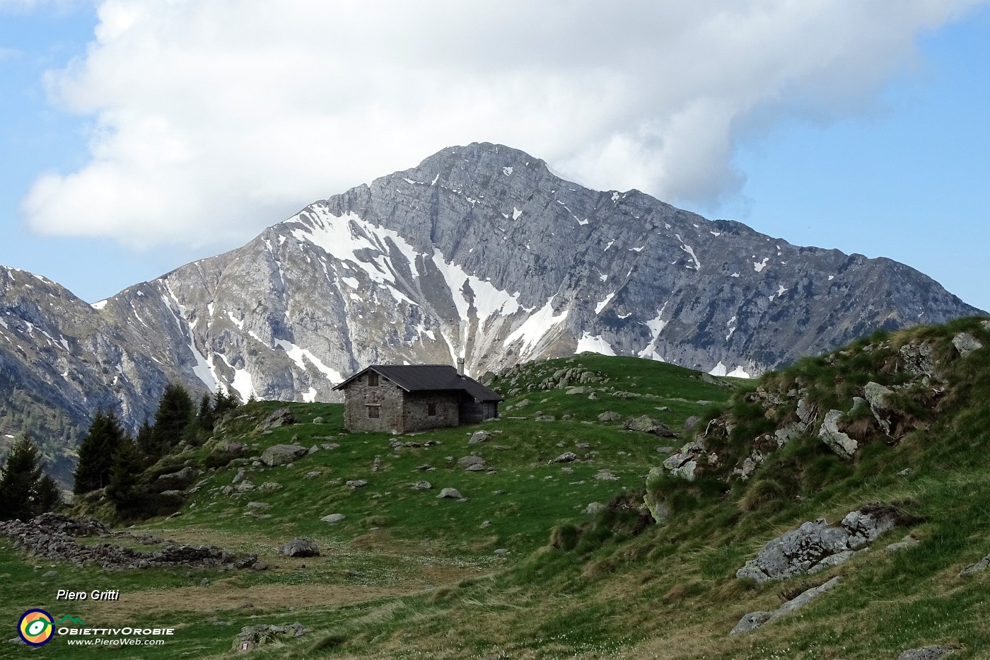 42 Baita Monte Campo sullo sfondo del Pizzo (di Roncobello).JPG